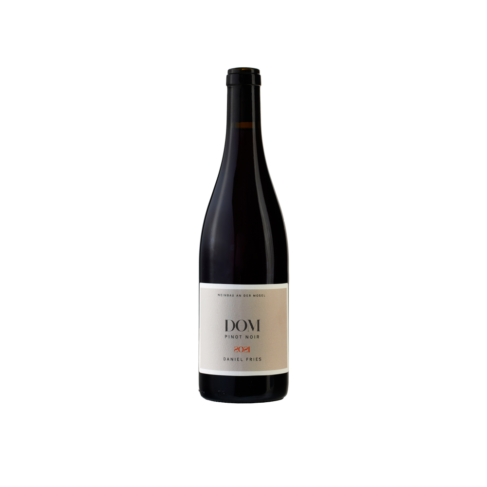 Eine Flasche Dom Pinot Noir von Daniel Fries